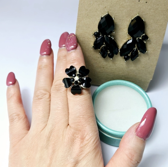 Vintage Black Floral Ring and Earrings Set - Picture 3 of 17
